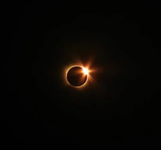 A classic 'diamond ring' capture. Credit: Deborah Simpson.