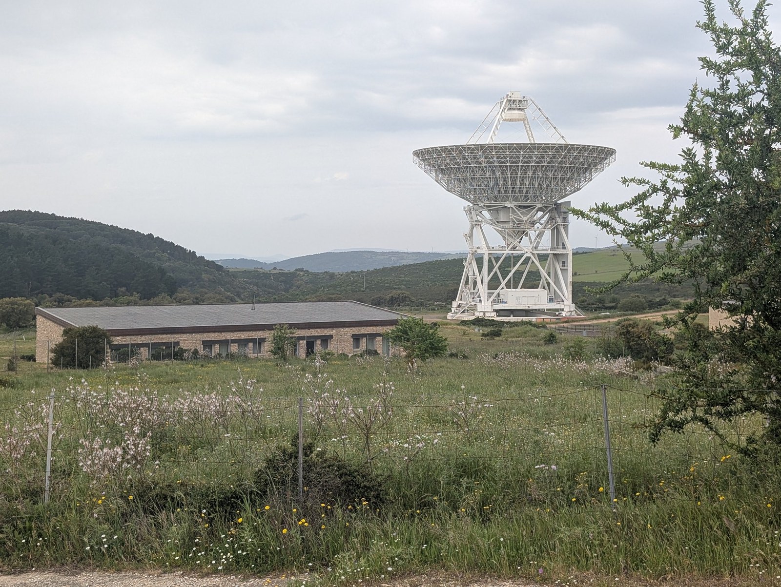 The SRT and its control and operations headquarters. Credit: Bruce Dorminey