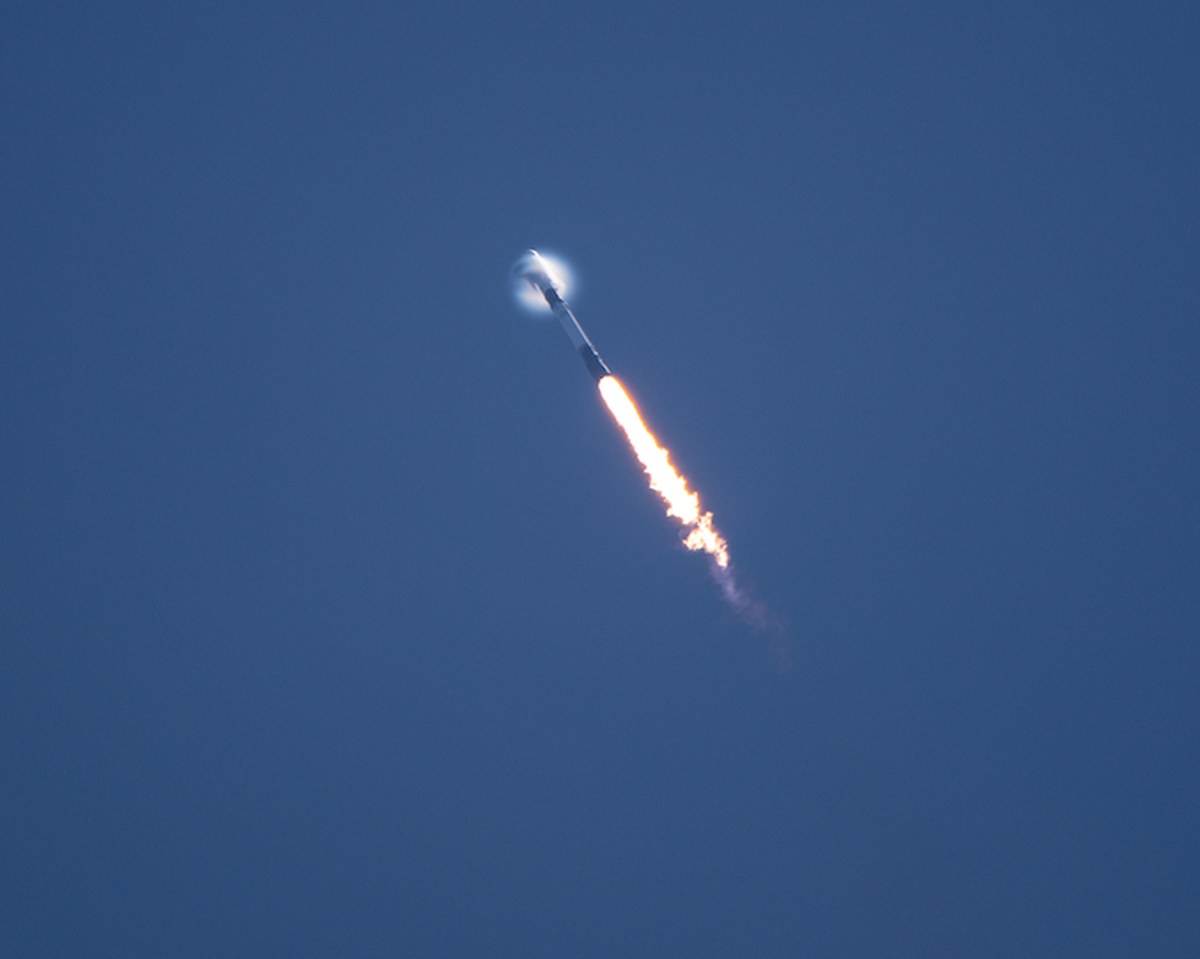 SpaceX, Pazartesi günkü ertelemenin ardından Salı öğle saatlerinde Starlink görevi başlattı
