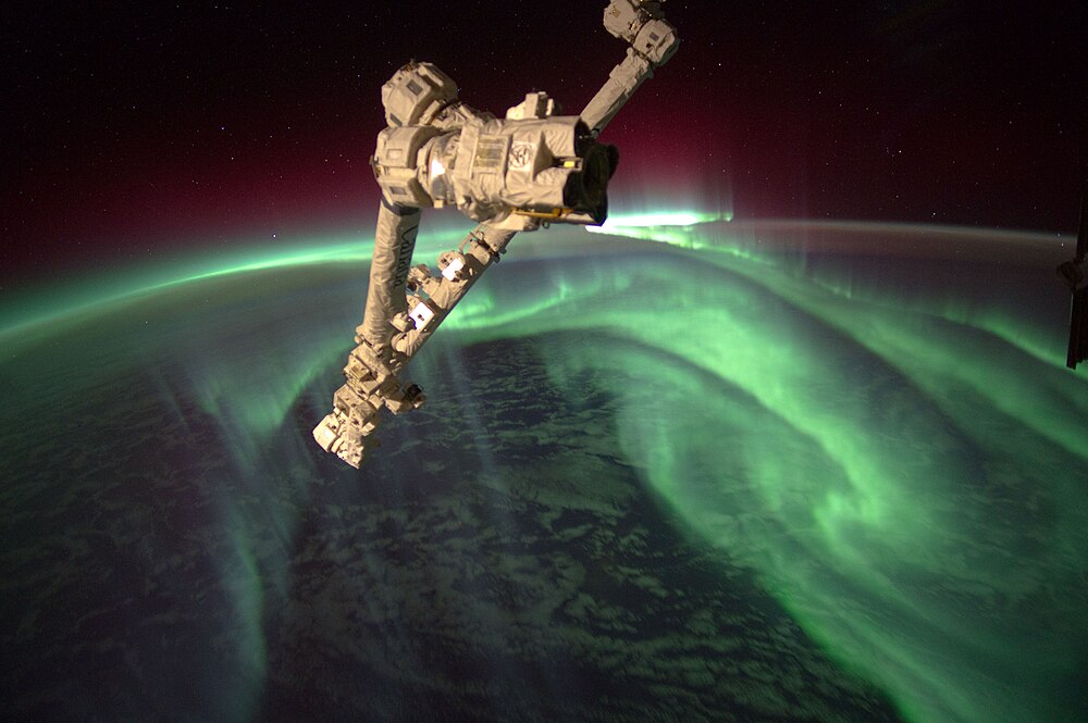 Uluslararası Uzay İstasyonu'ndan görüntülenen Dünya'nın üst atmosferindeki auroral ışıma ve manyetik perde