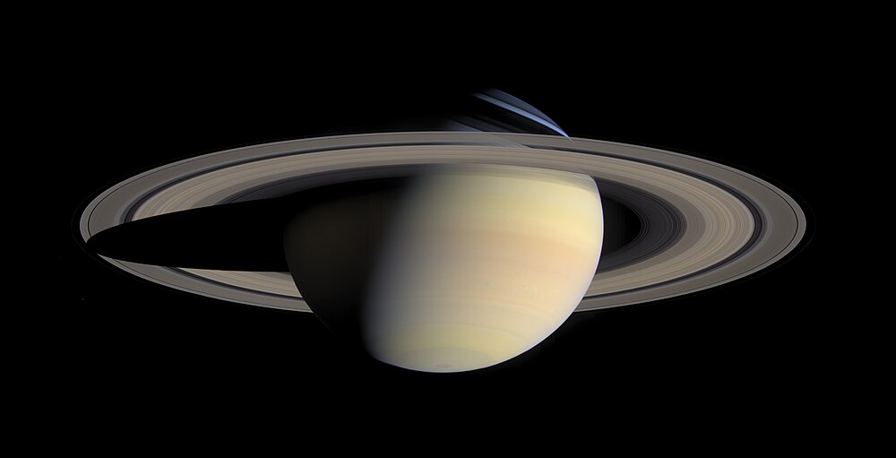 Cassini yörünge aracının geniş açılı kamerasından Satürn halkalarının ince parçacık yapısı ve gölge dinamikleri