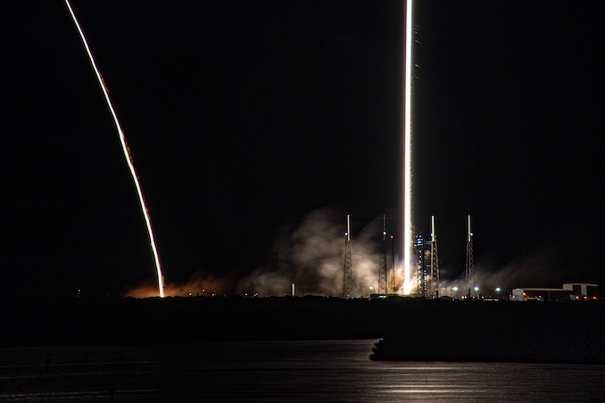 SpaceX, ISS için bilim ve yük taşıyan Dragon kapsülünü fılattı