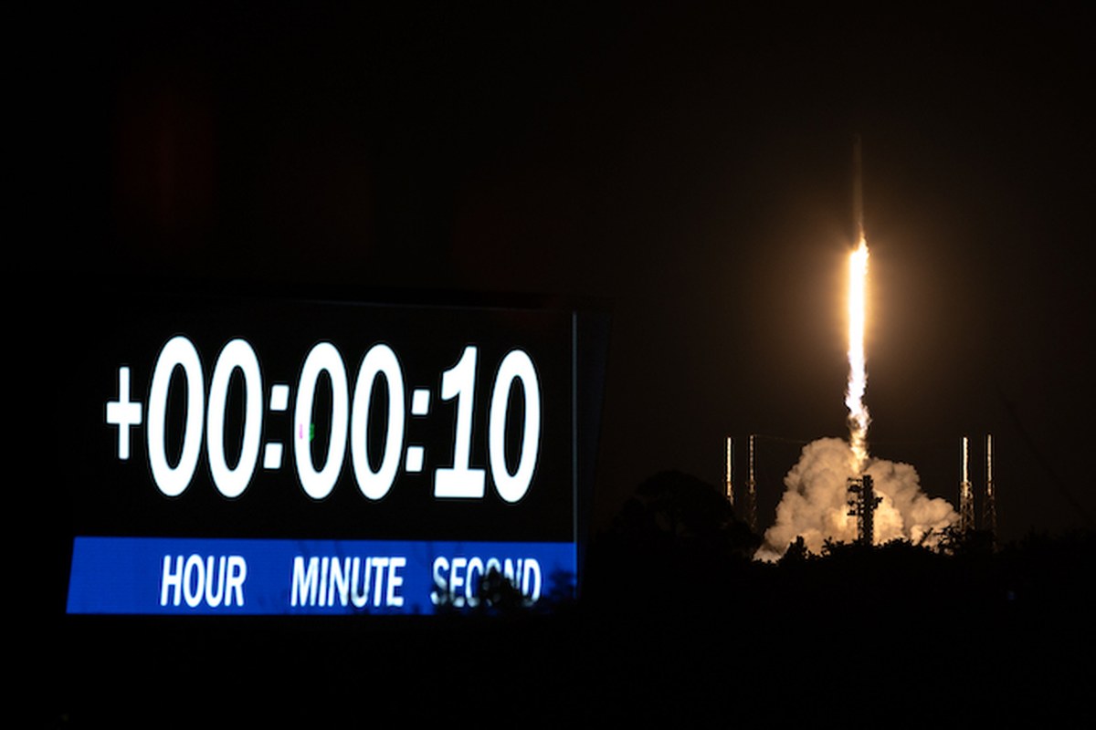 SpaceX, ISS için bilim ve yük taşıyan Dragon kapsülünü fılattı