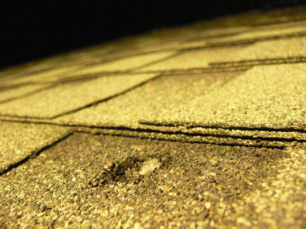 61,9 gramlık Novato meteoritinin 17 Ekim 2012'de bir evin çatısına çarptığında oluşturduğu darbe oyuğu.